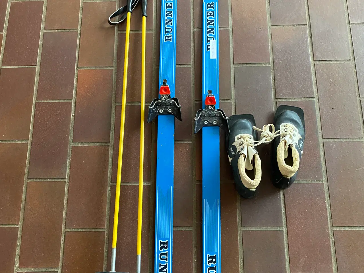 Billede 1 - Langrendsski til barn ca 120 cm høj. Komplet sæt