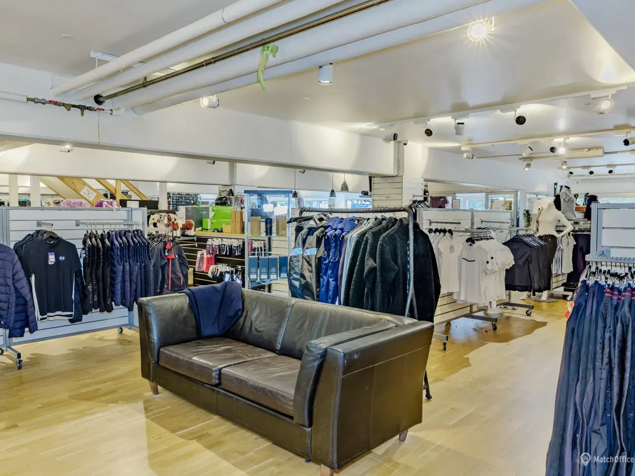 Billede 8 - Sort showroom med gode parkeringsforhold