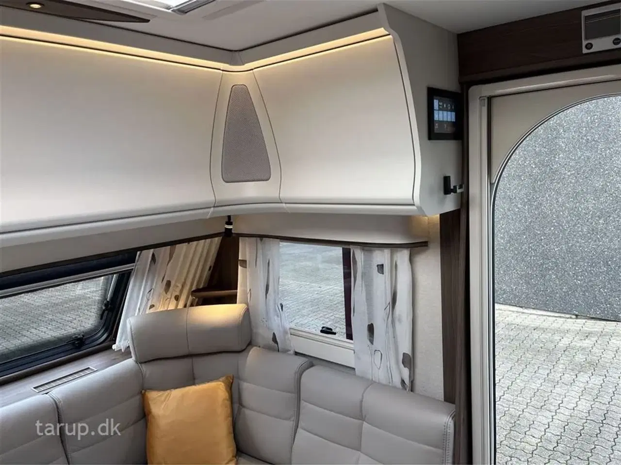 Billede 9 - 2026 - Kabe Smaragd 520 XL KS Premium Line Fransk seng, rundsiddegruppe i beige skind, ALDE centralvarme, vandbåren gulvvarme, stort kompressor køleskab