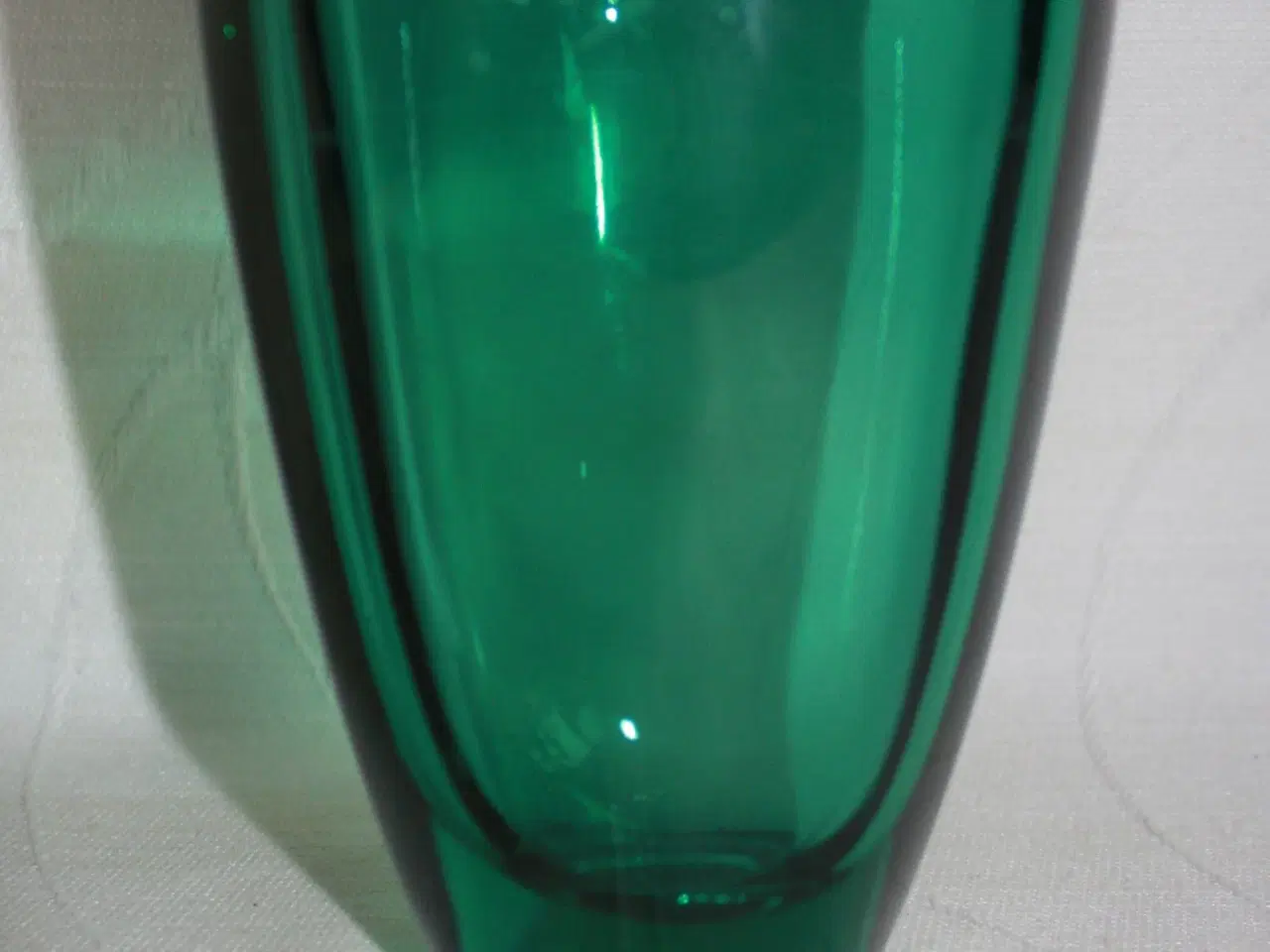 Billede 2 - Vase af grønt glas
