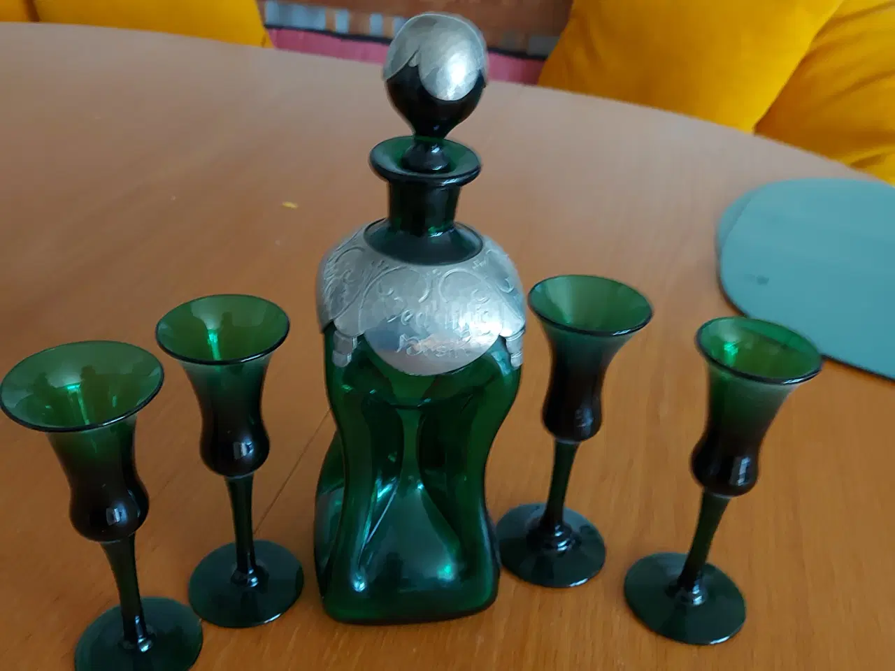 Billede 1 - Holmegaard klukflaske grøn med 9 glas