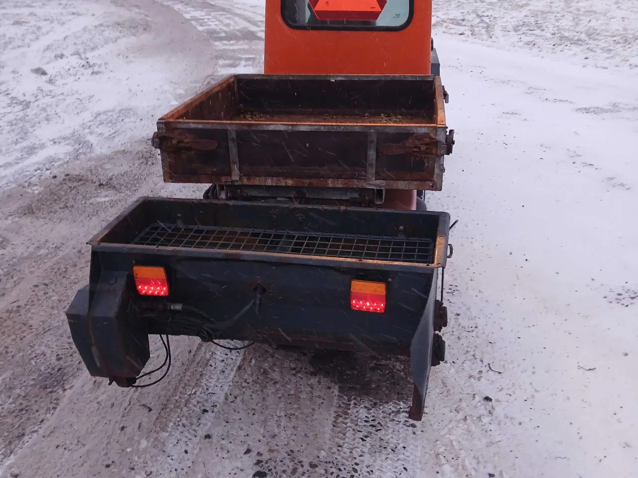 Billede 3 - Redskabsbærer med kost og saltudlægger