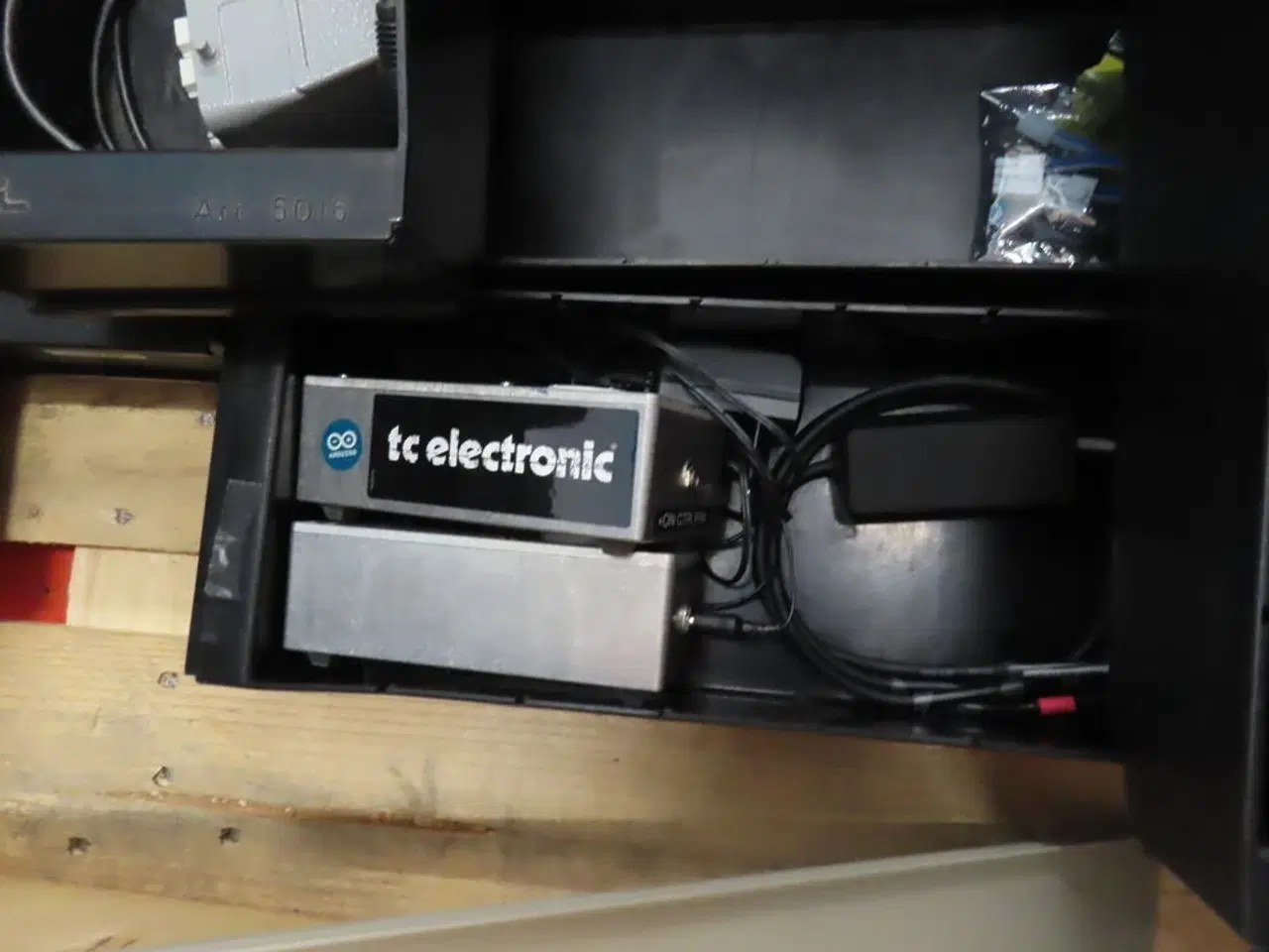 Billede 12 - Palle med rester fra TC ELECTRONIC