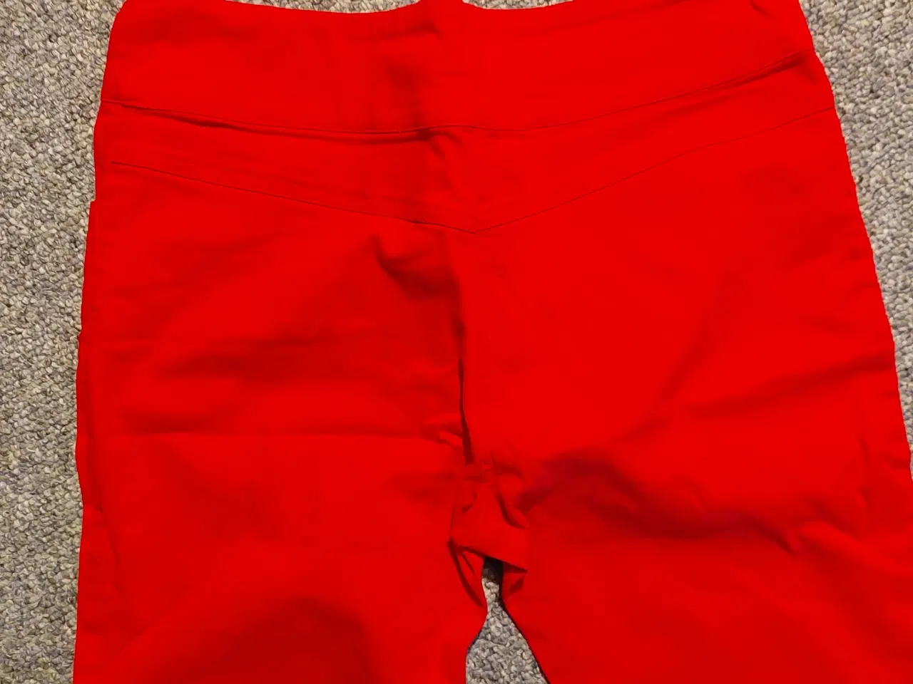 Billede 2 - rød farve bukser i elastik stof, ny str. 38