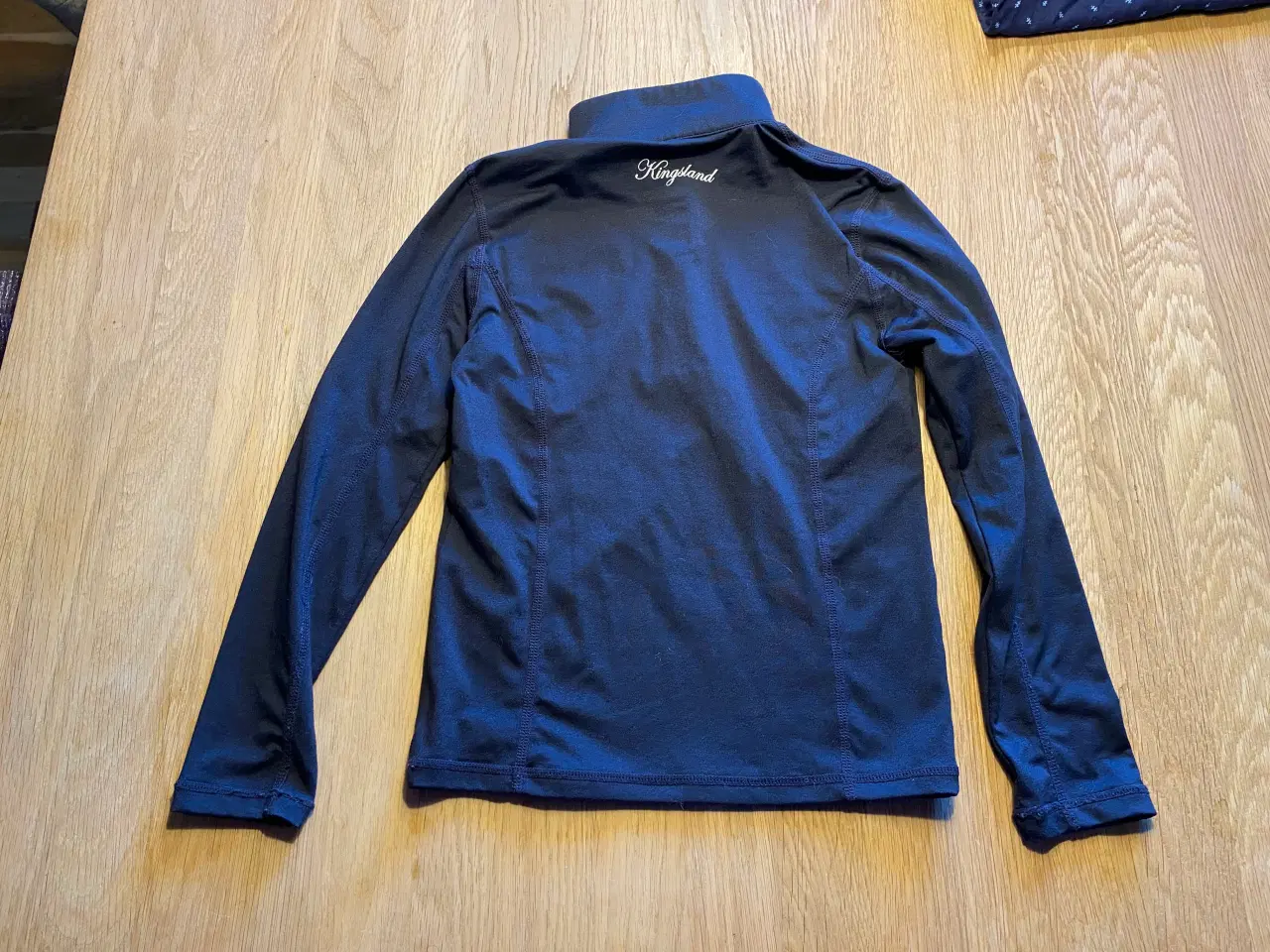 Billede 11 - Back and trach ridehjelm og kingsland bluse 128