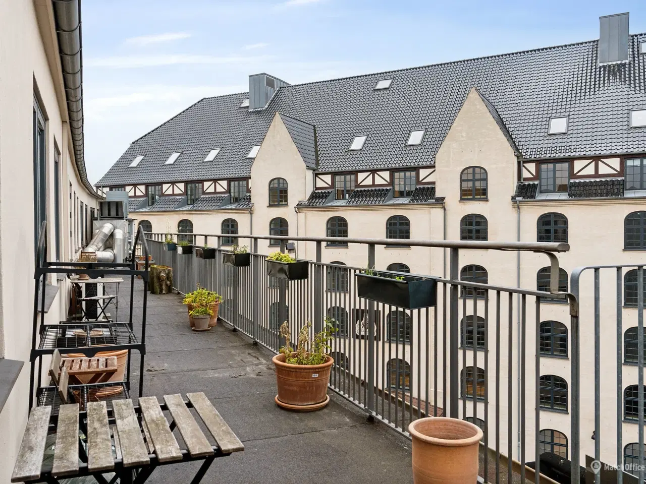 Billede 2 - Flot udsigt - se Sydhavn Station tæt på. Tagterrasse. Parkering. Gavlreklame...