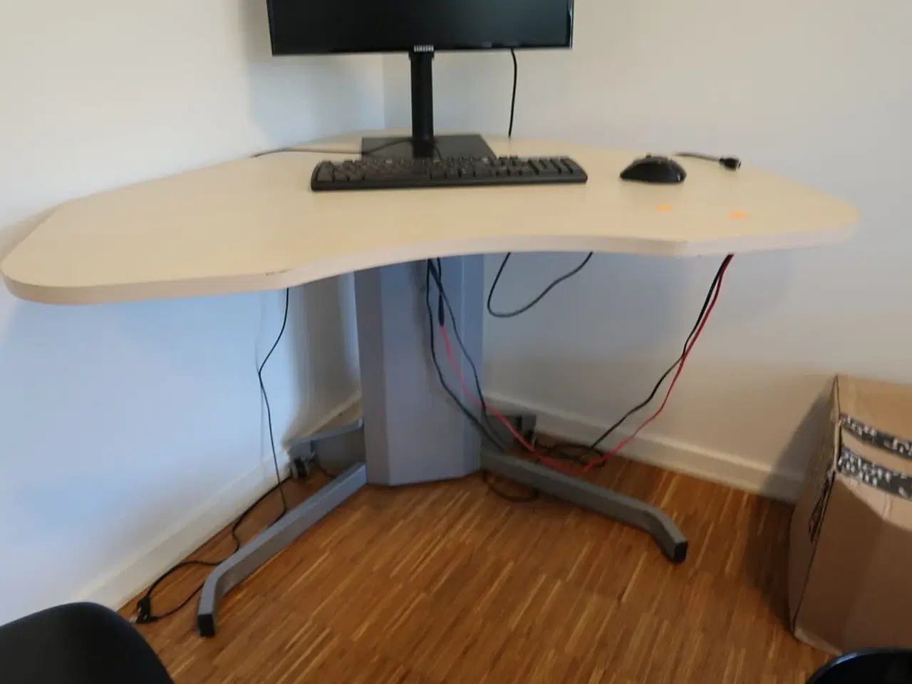 Billede 2 - Bord med computerskærm SAMSUNG F24T400FHR, tastatur og mus