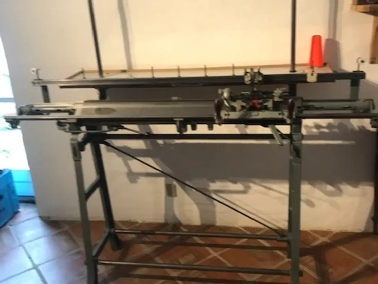 Billede 1 - Strikkemaskine. Mrk "UNIVERSAL"