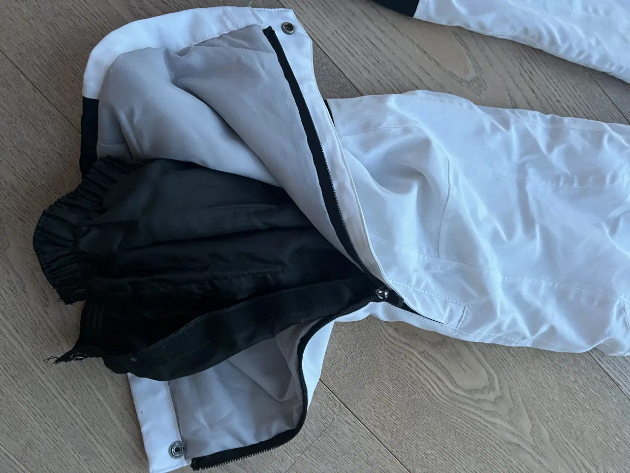 Billede 4 - Skijakke og bukser str 12/14 år 