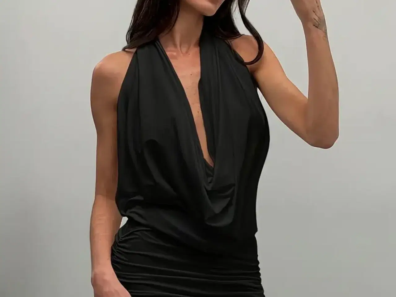 Billede 3 - Lårkort kjole med bar ryg