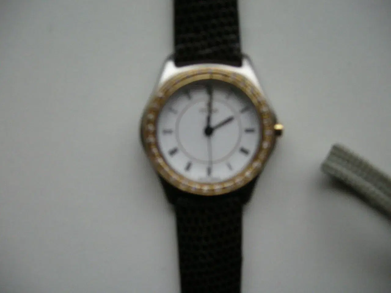 Billede 1 - Dame ur med 18 karat guld krans.