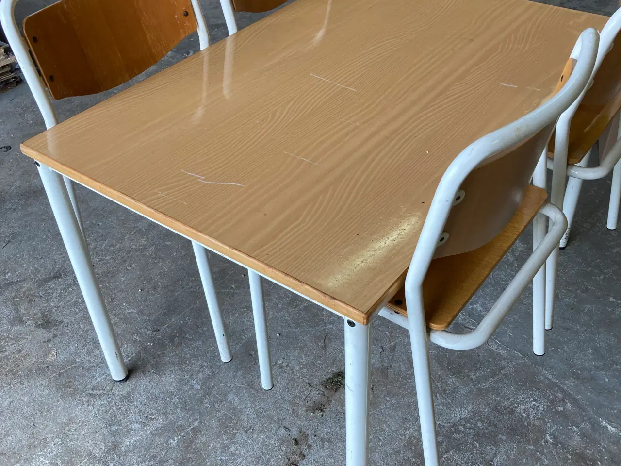 Billede 1 - Solid bord med opsatte stole mærket Labofa
