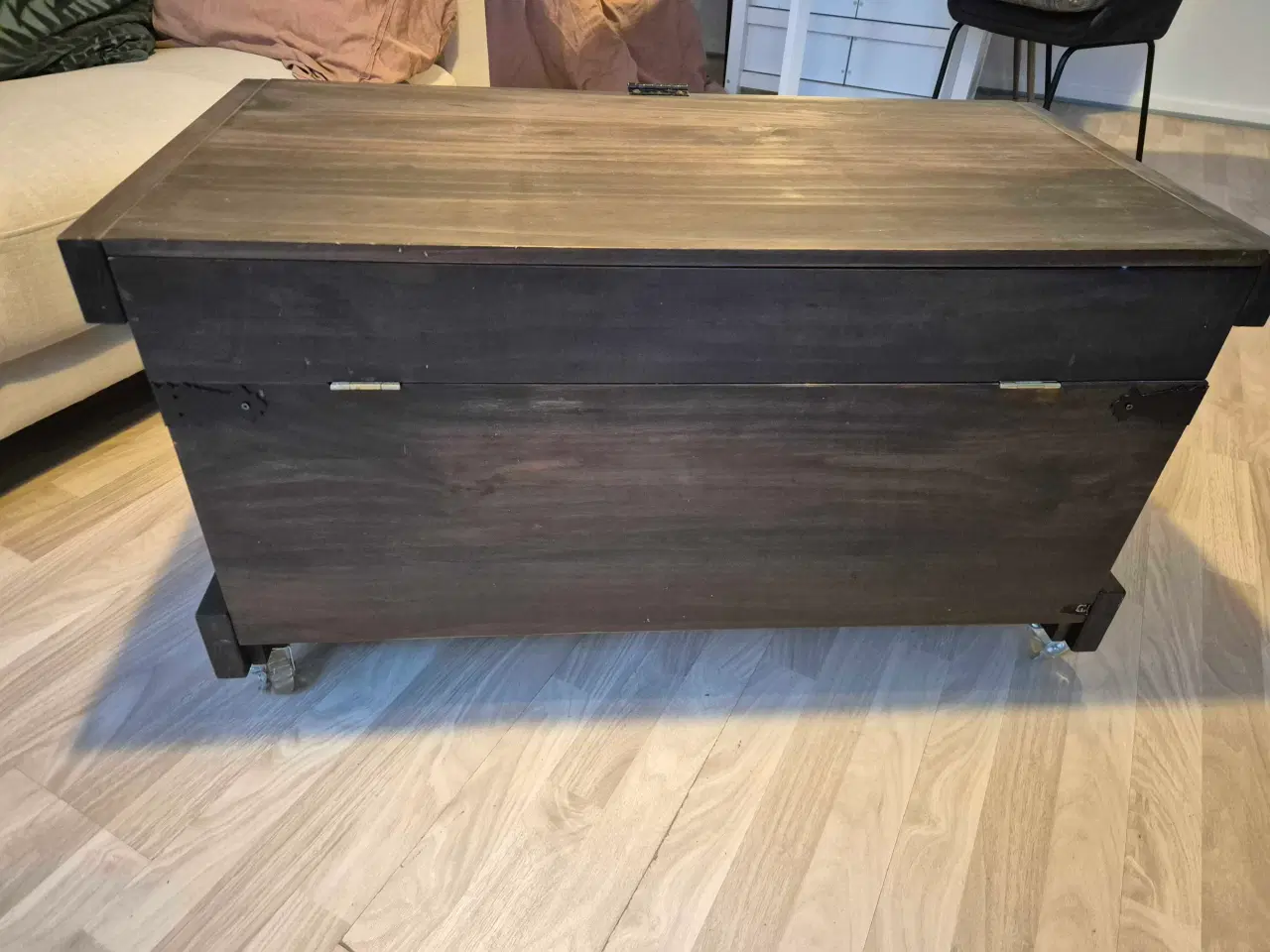 Billede 4 - Mørk trækiste med hjul