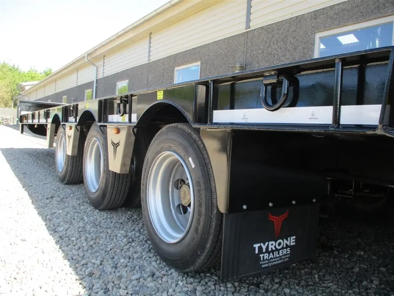 Billede 8 - Tyrone 27TLL Lang model, Affjedret træk og affjedret aksler. med hydrauliske ramper og værktøjskasse