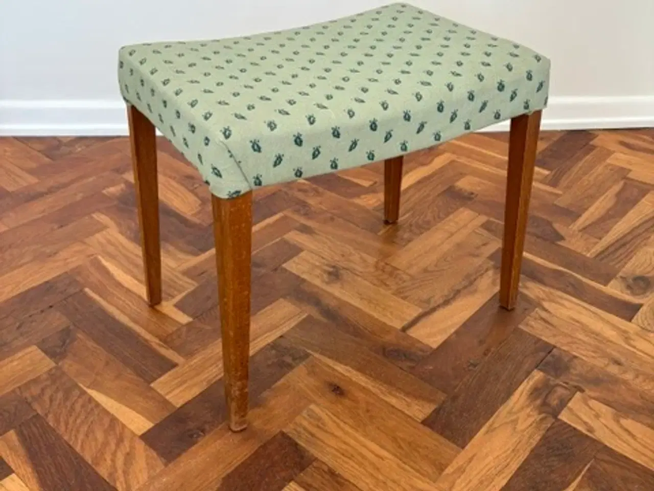 Billede 1 - Skammel polstret grøn mønstret stof