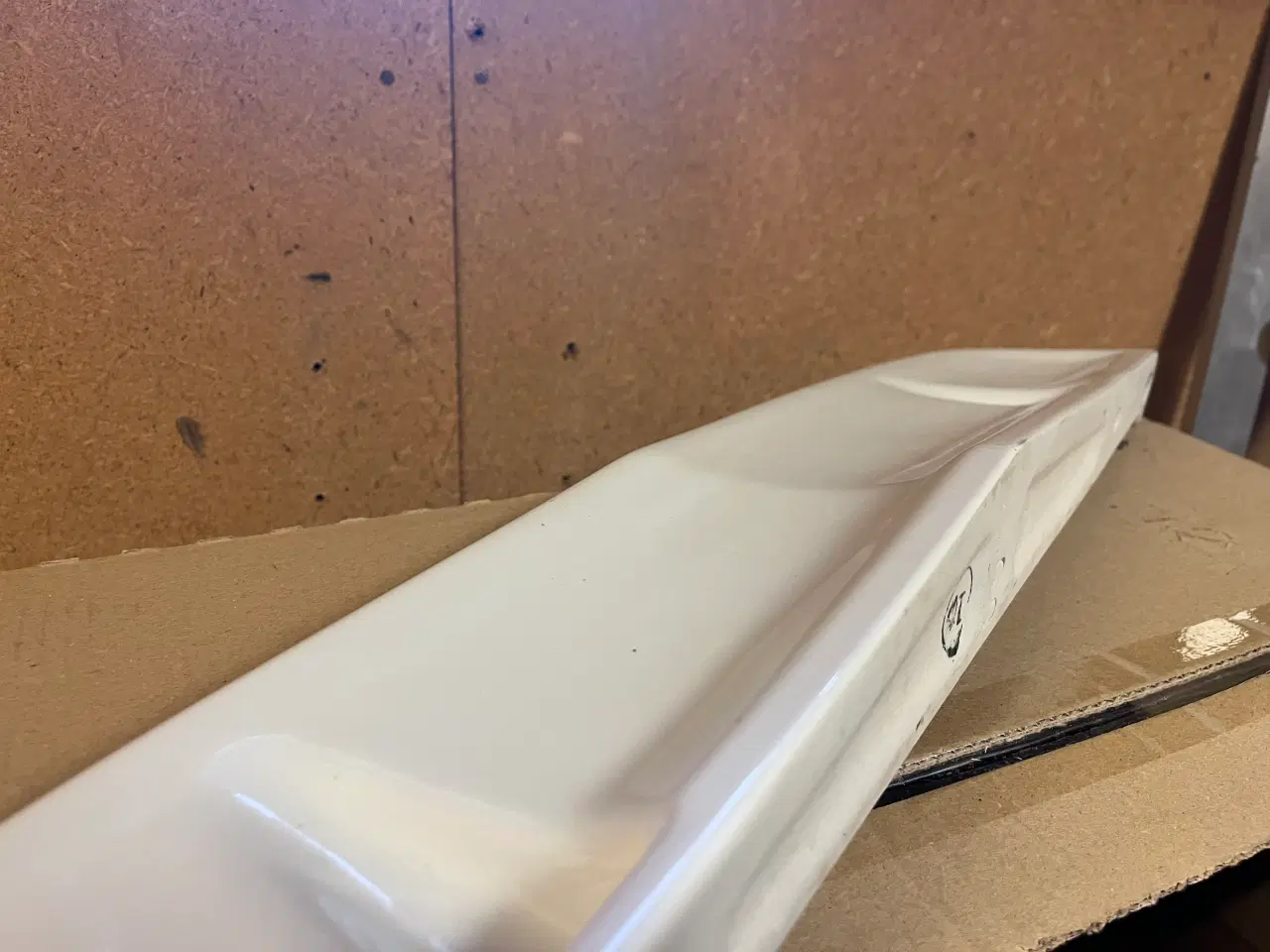 Billede 2 - Hylde i hvid porcelæn til badeværelse eller lign.