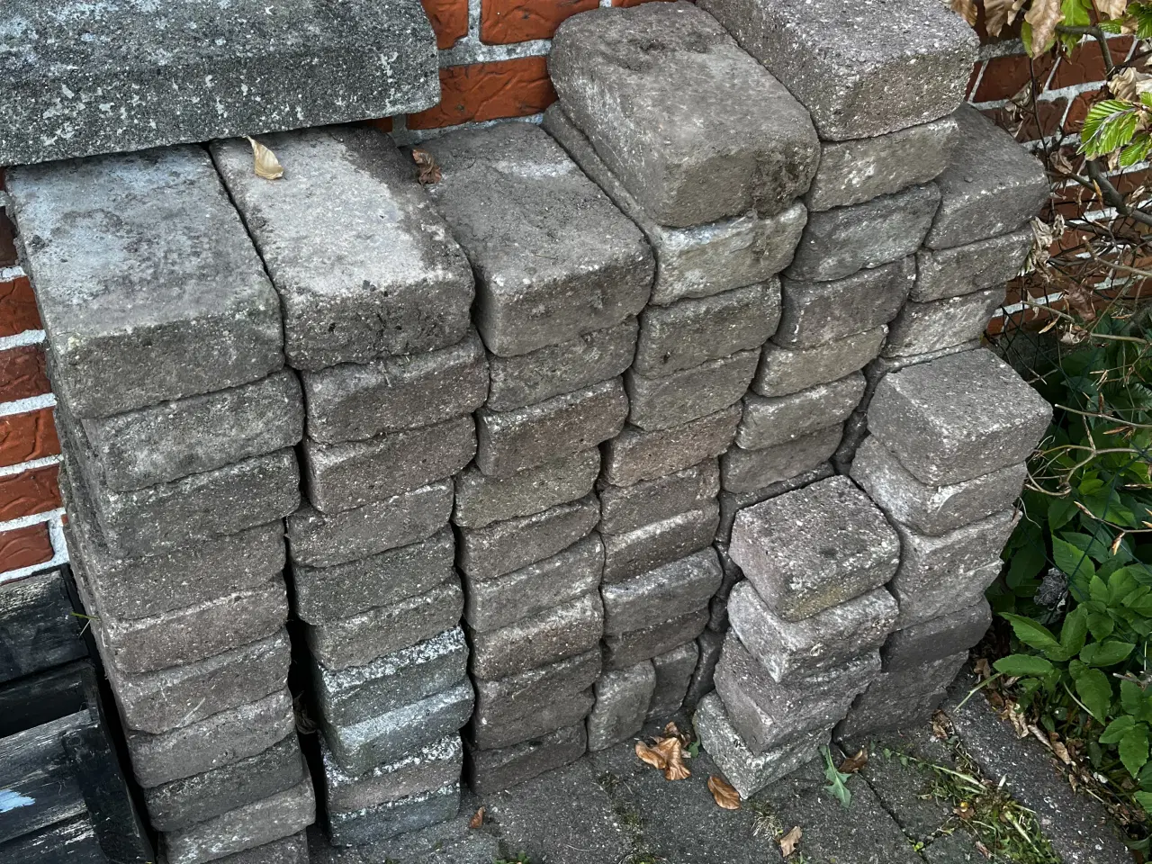 Billede 1 - Fliser i grå og rød