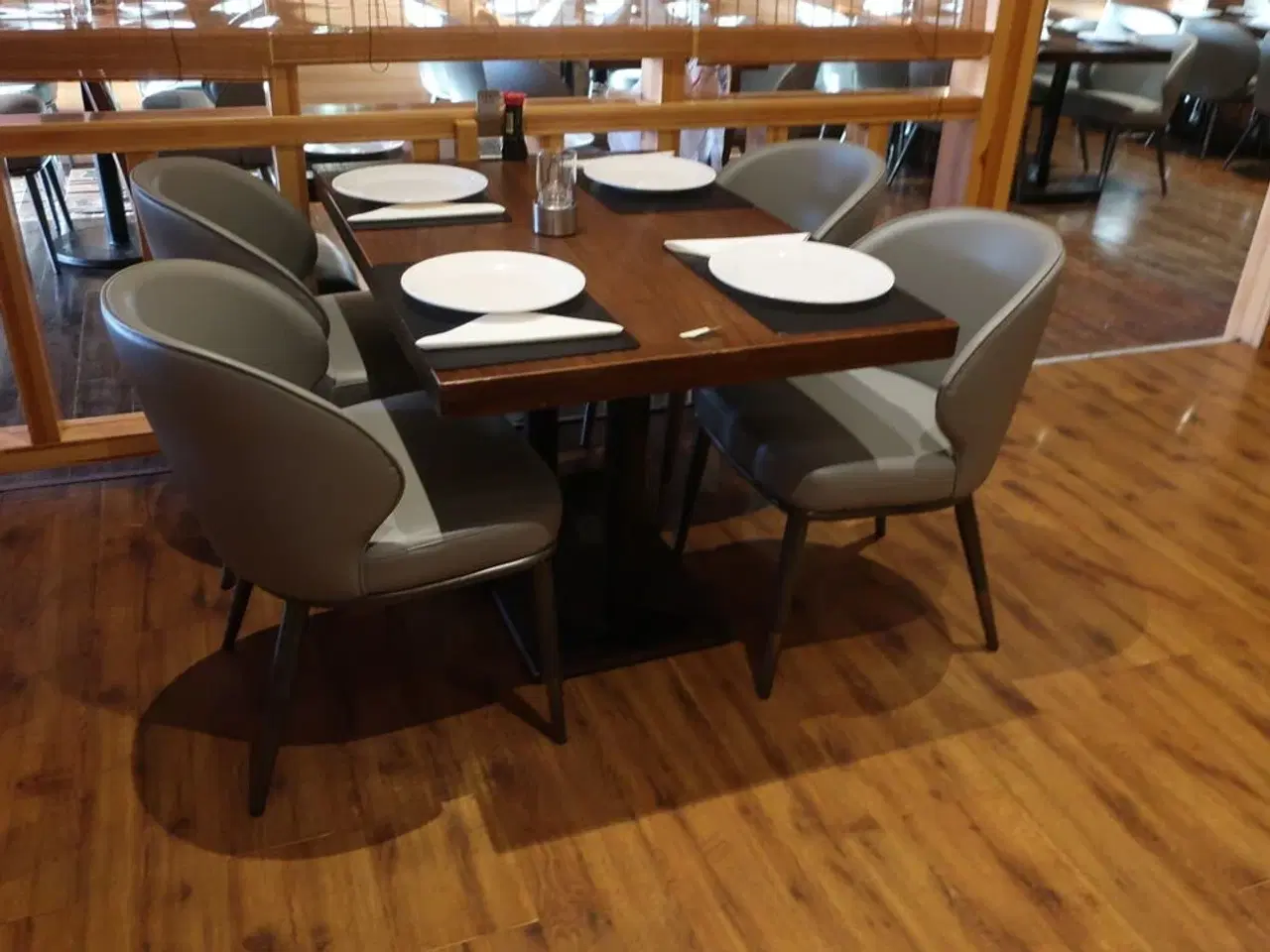 Billede 2 - 3 borde og 12 nye stole