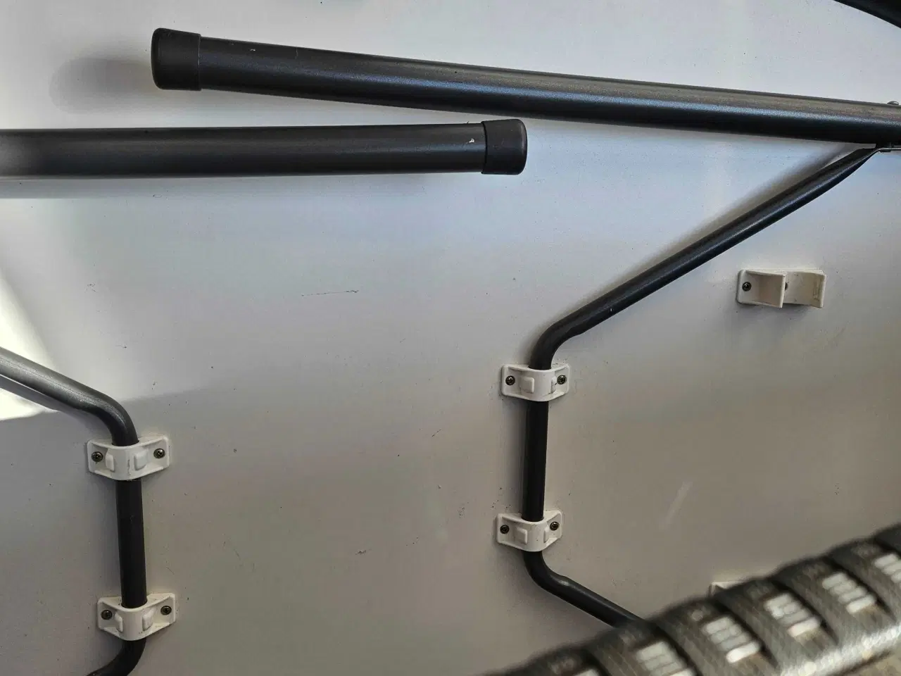 Billede 3 - Bord med 4 stole og 1 benstøtte