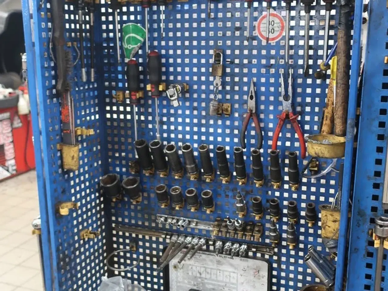 Billede 3 - Værkstedsvogn med indhold