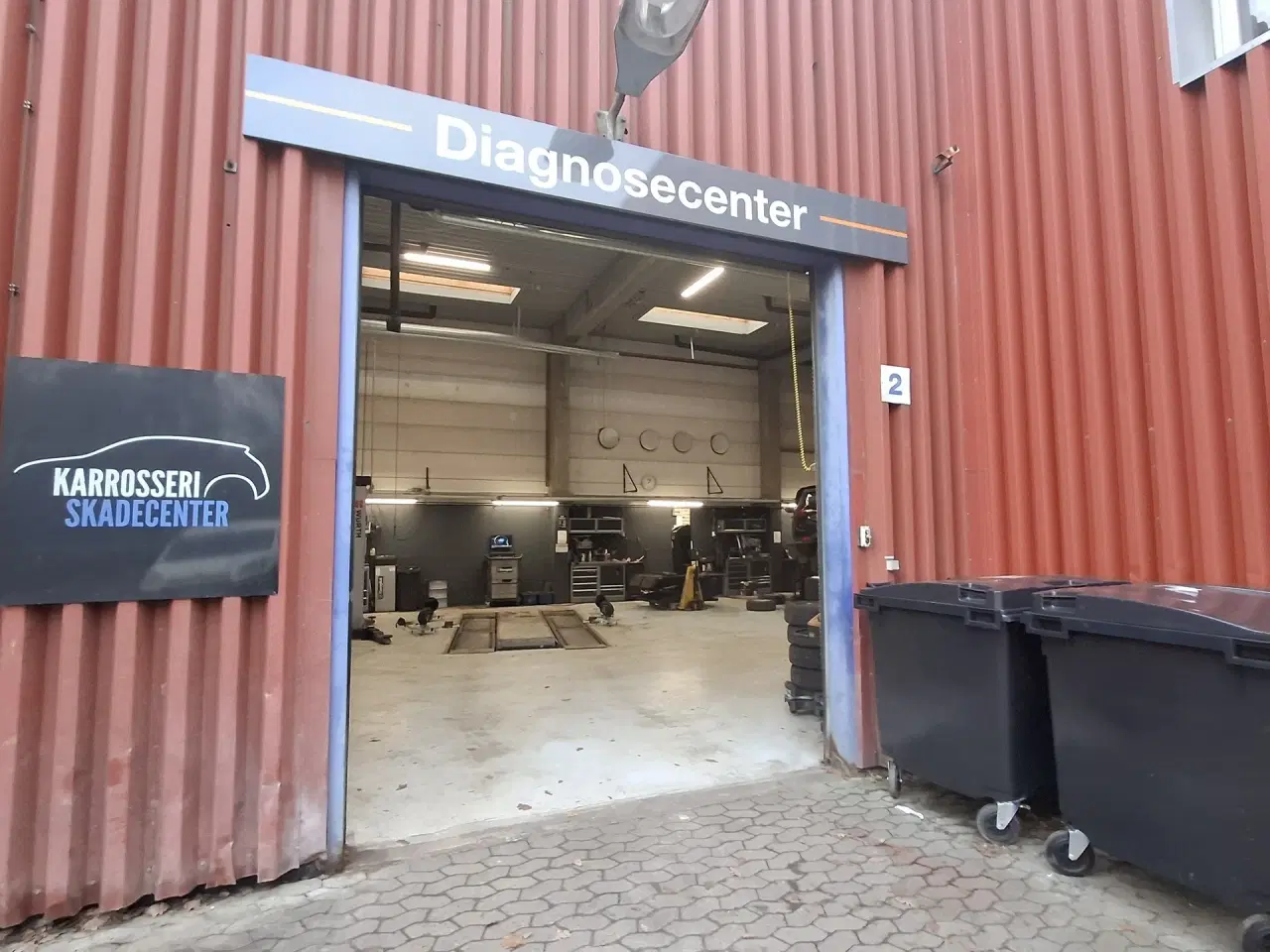 Billede 14 - AUTOVÆRGSTED eller LAGER med store Port. Centralt beliggende ved 2 motorvejstilkørsler. Stort udeareal til præsentation af biler.