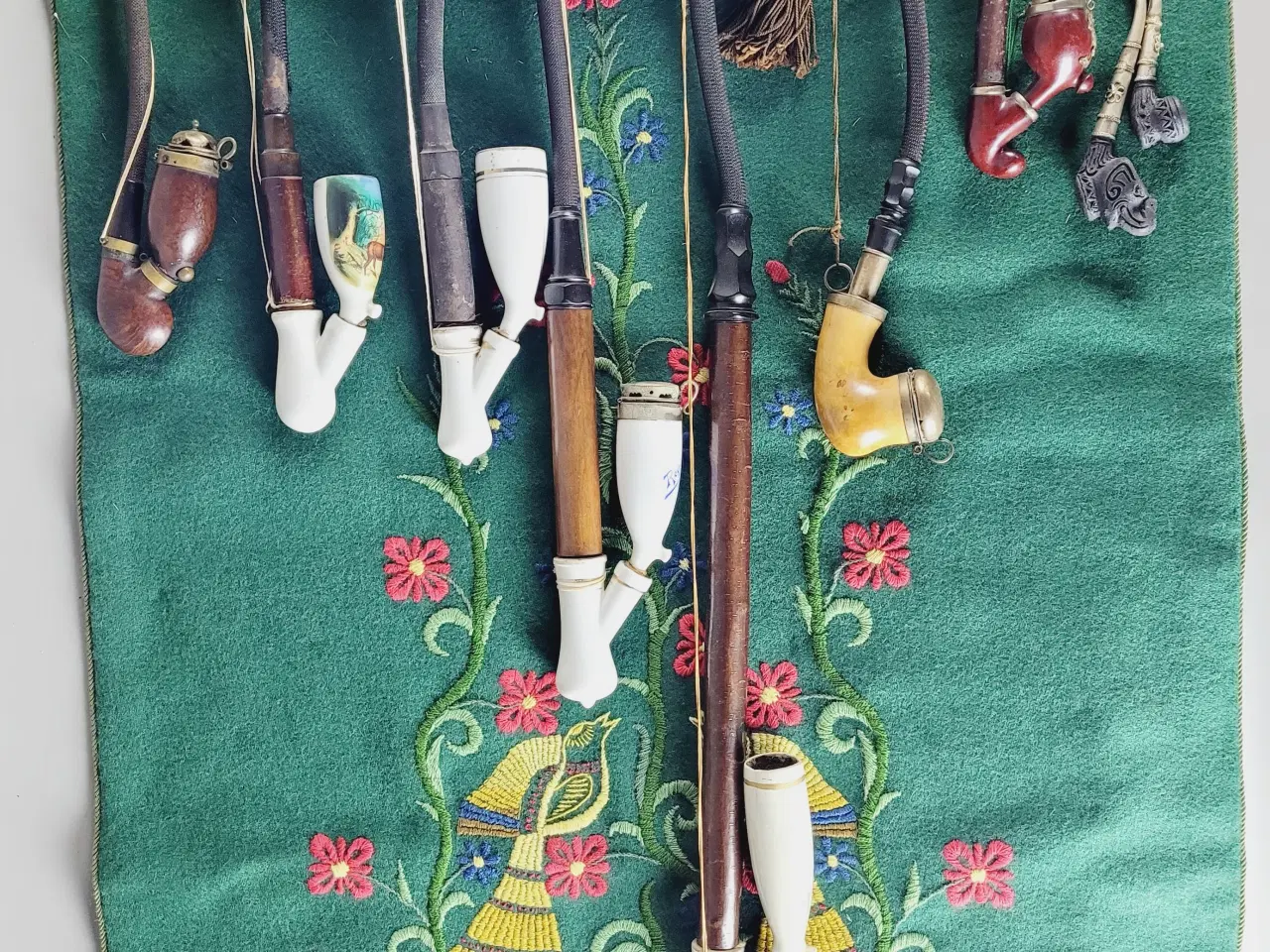 Billede 2 - ⭐️· Antikt vægophæng med broderi og dekorative pib