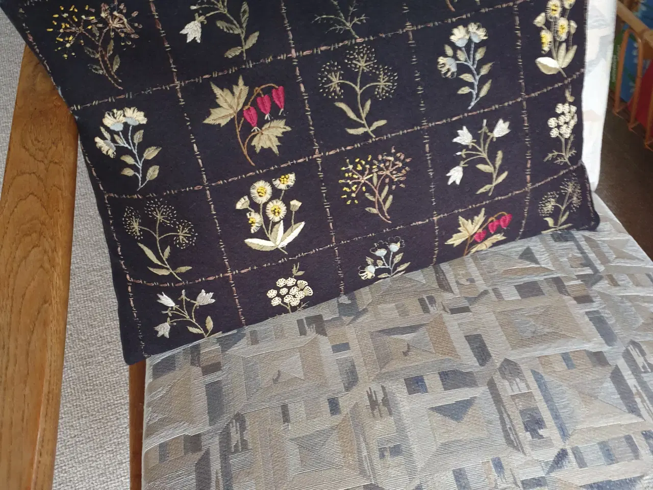 Billede 3 - Antik Sort Pude med Flotte Blomsterbroderier