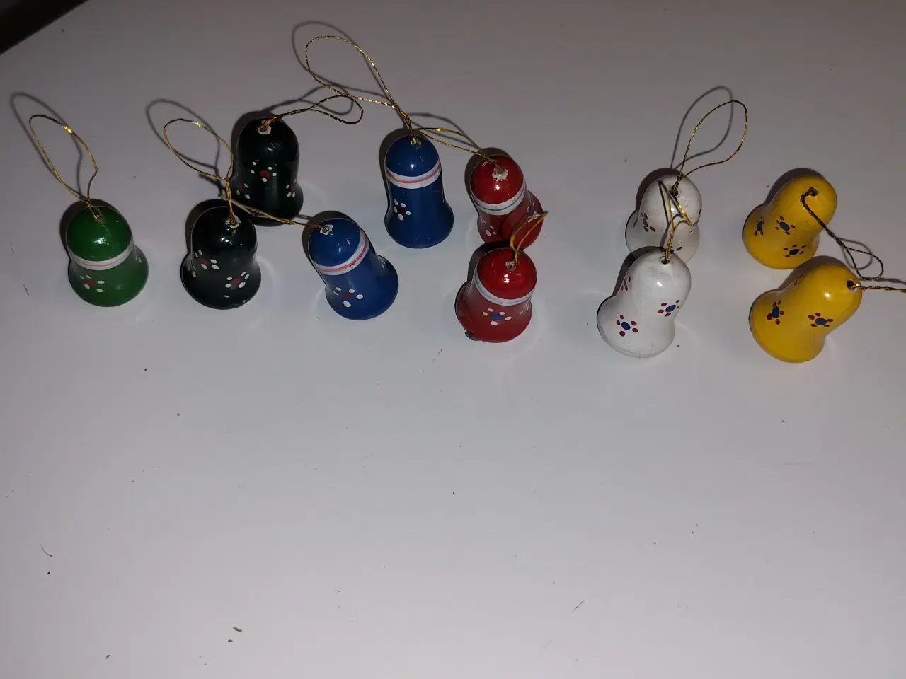 Billede 3 - Juletræs pynt i træ 11 stk juleklokker i træ ø 21 