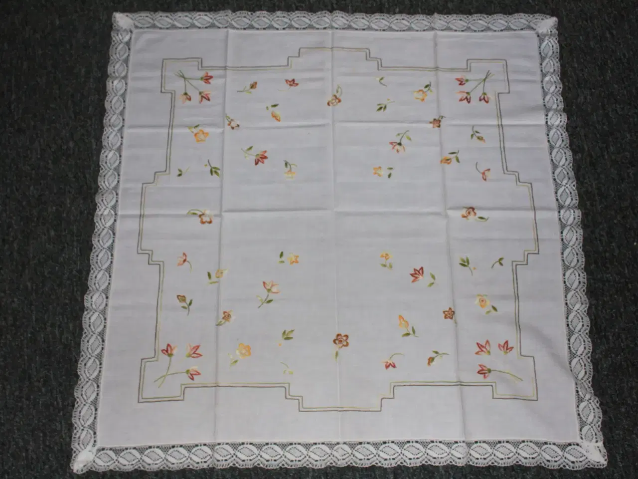 Billede 1 - Lille broderet dug 100 x 100 cm