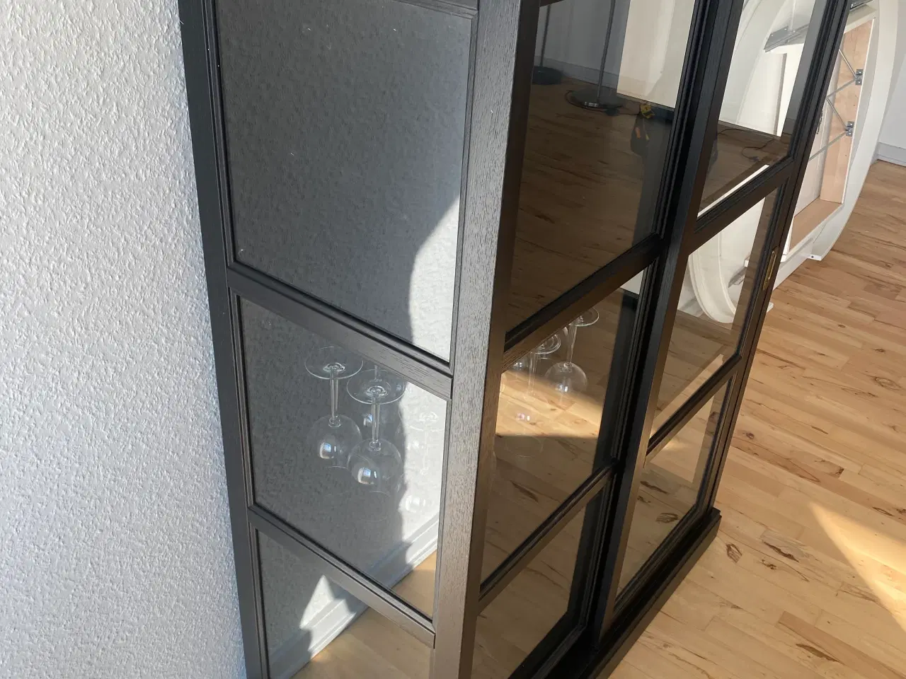 Billede 3 - vitrineskab i sort bejdse, IKEA MALSJÖ