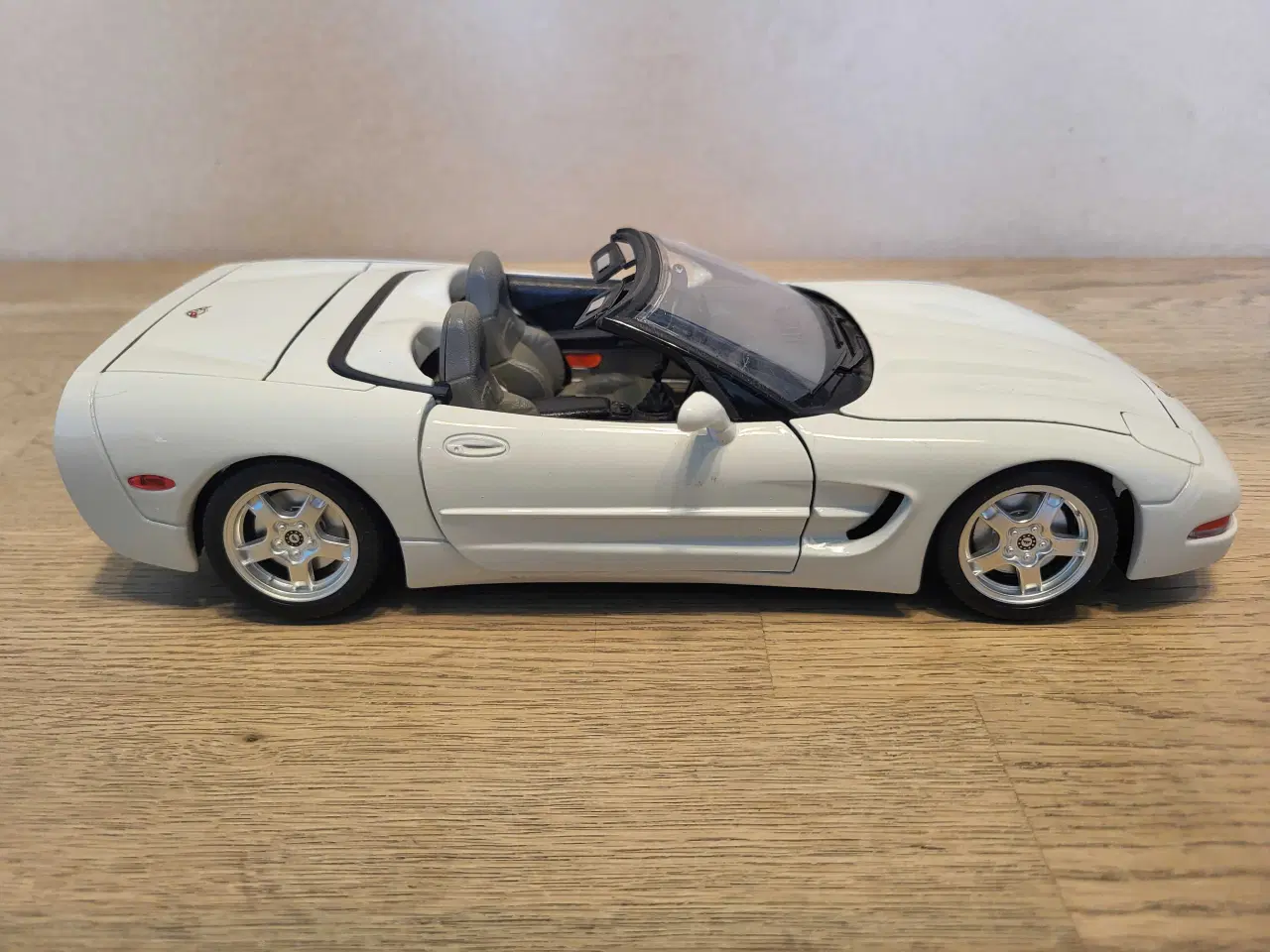Billede 6 - Modelbil: CHEVROLET CORVETTE C5 1997.  Skala 1/18.