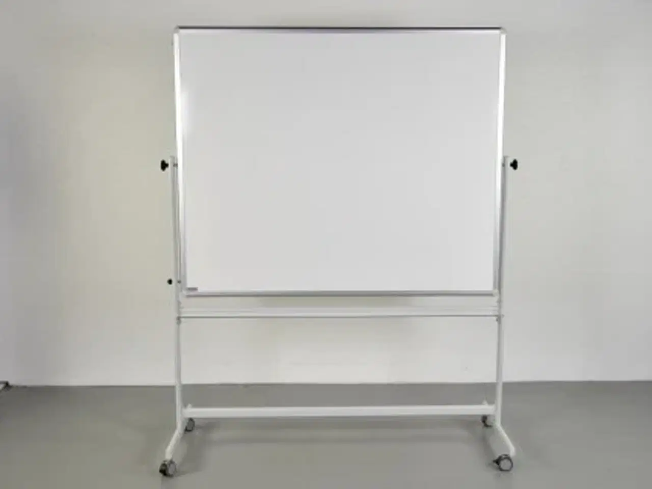 Billede 1 - Borks dobbeltsidet whiteboard svingtavle på hjul.