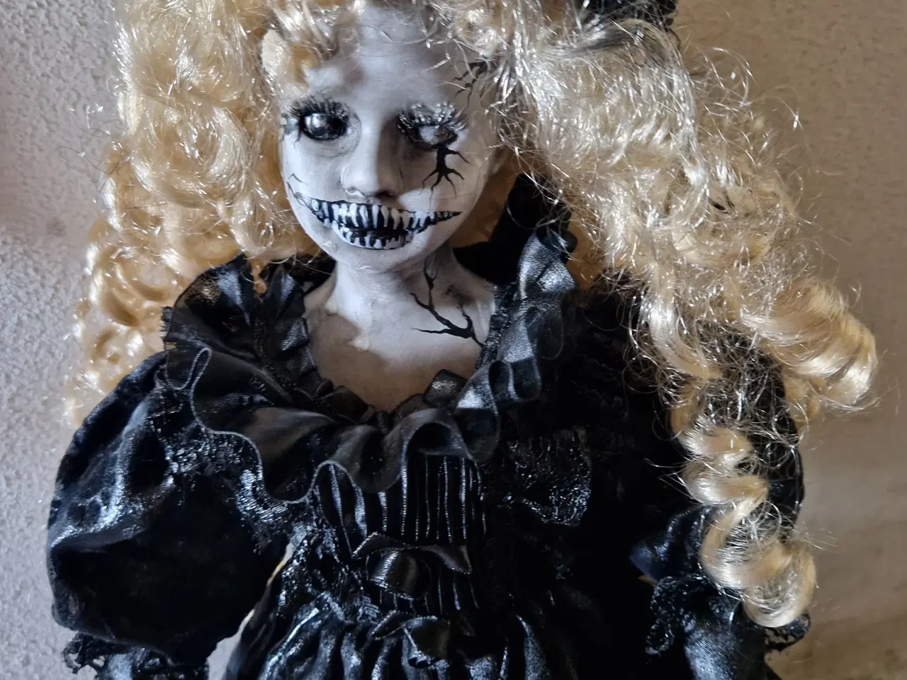 Billede 2 - Halloween horror dukke 