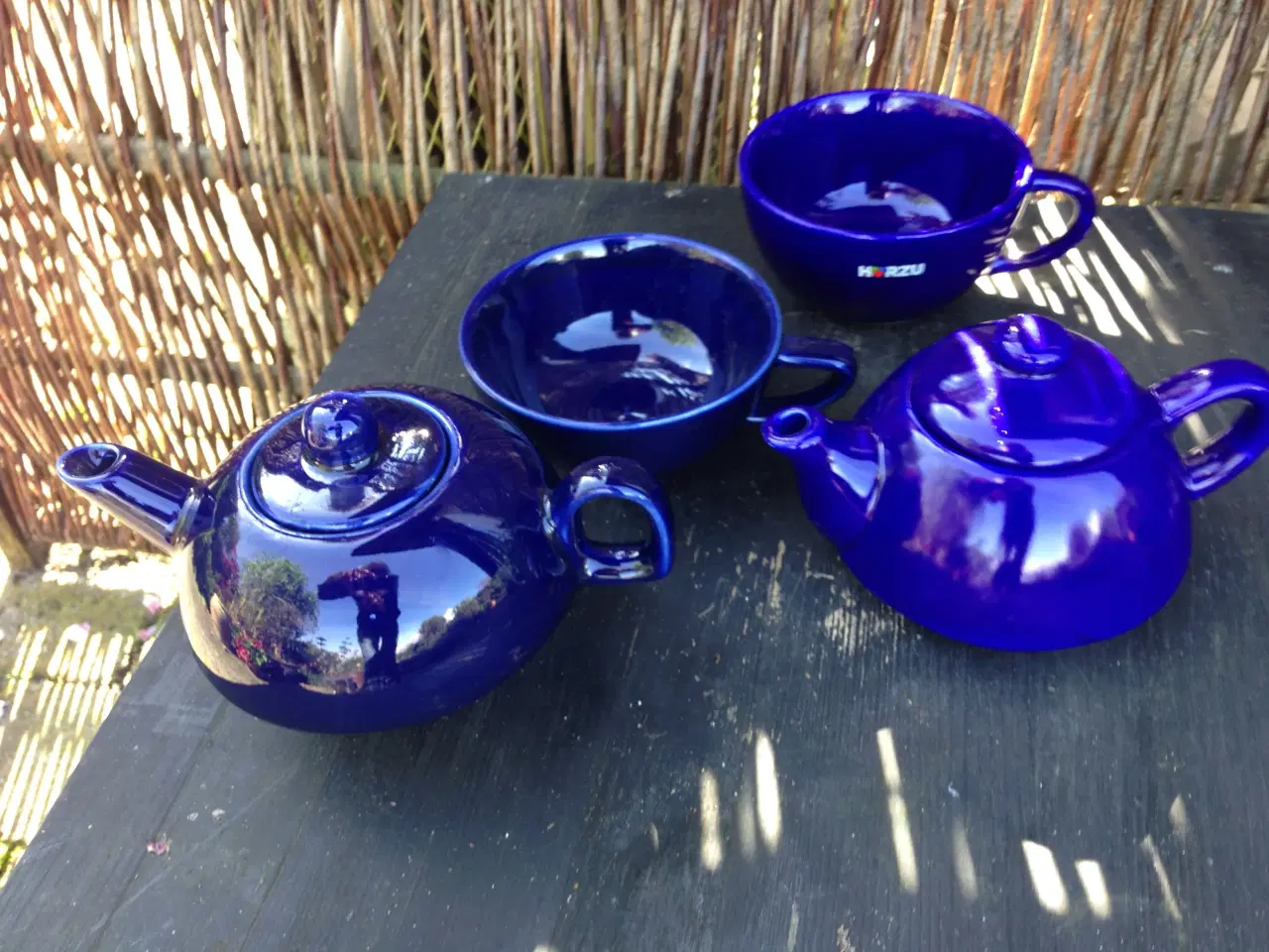 Billede 2 - To blå keramik tepotter med kop
