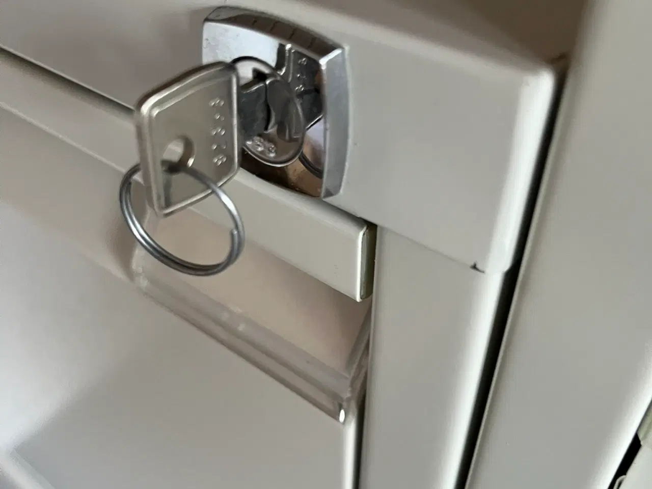 Billede 2 - Arkivskab 4 skuffer, som nyt, hvid, og med nøgle🙂