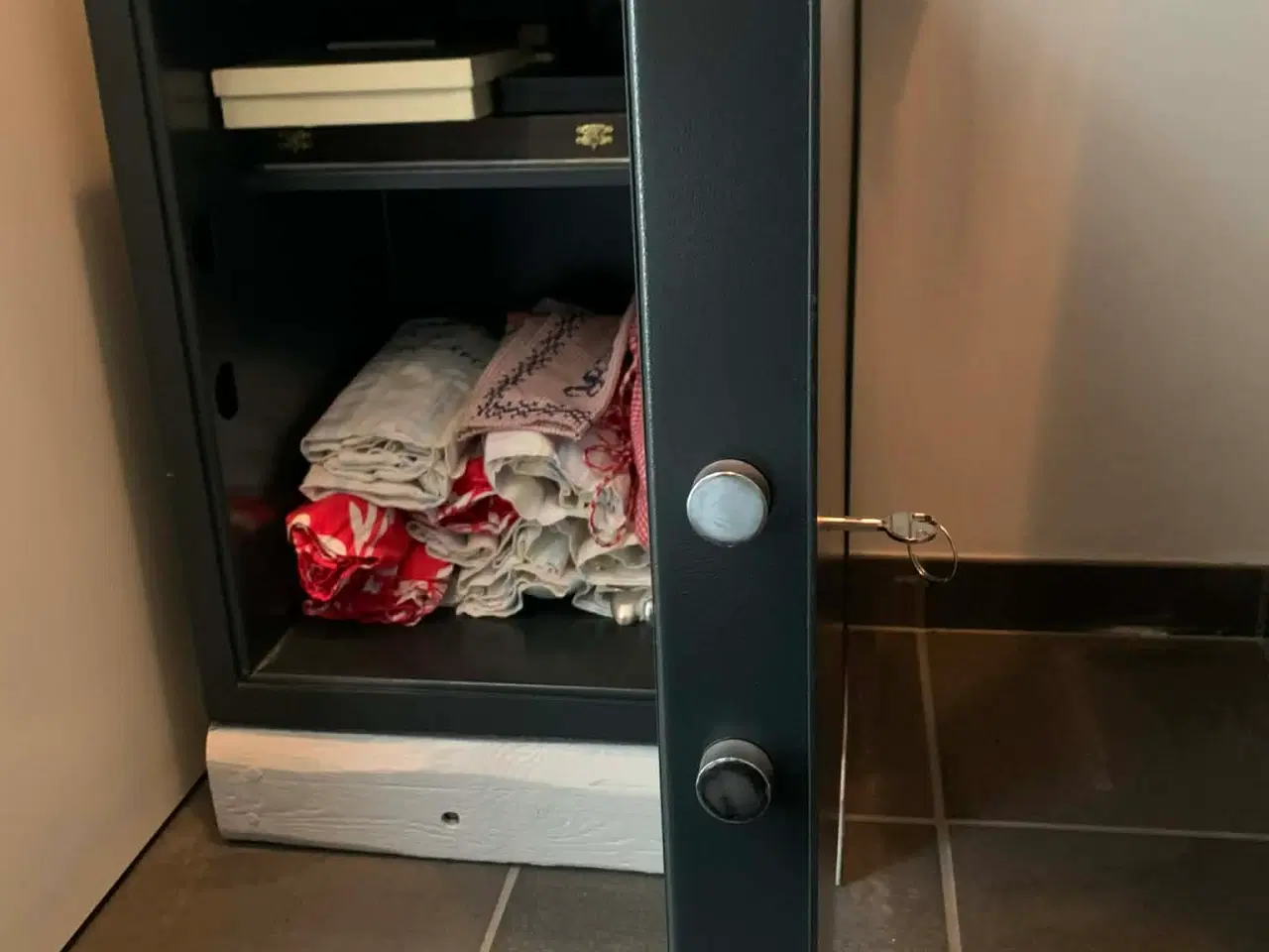 Billede 4 - Værdiboks i stål med hvidt camouflageskab 