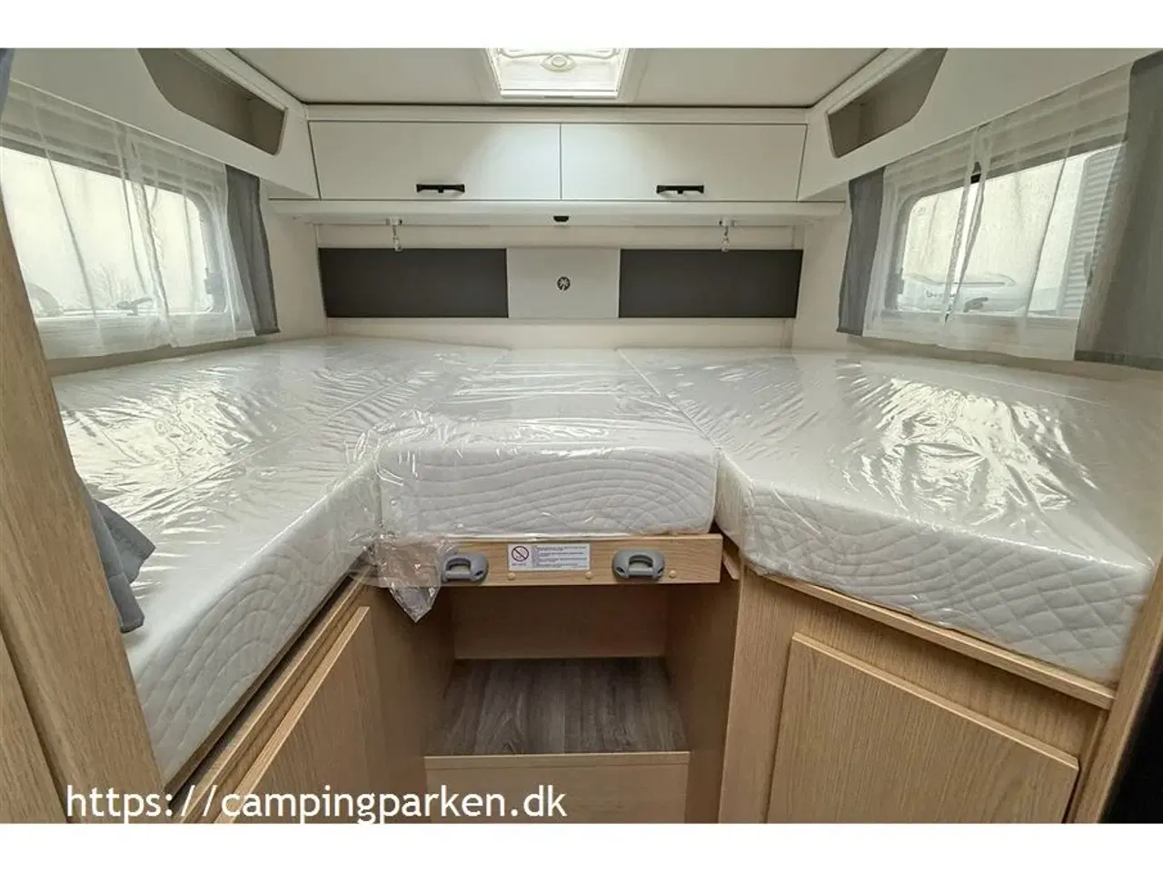 Billede 12 - 2026 - SunLight   Ny grundplan med enkeltsenge, sænkeseng og under 7 meter, med automatgear