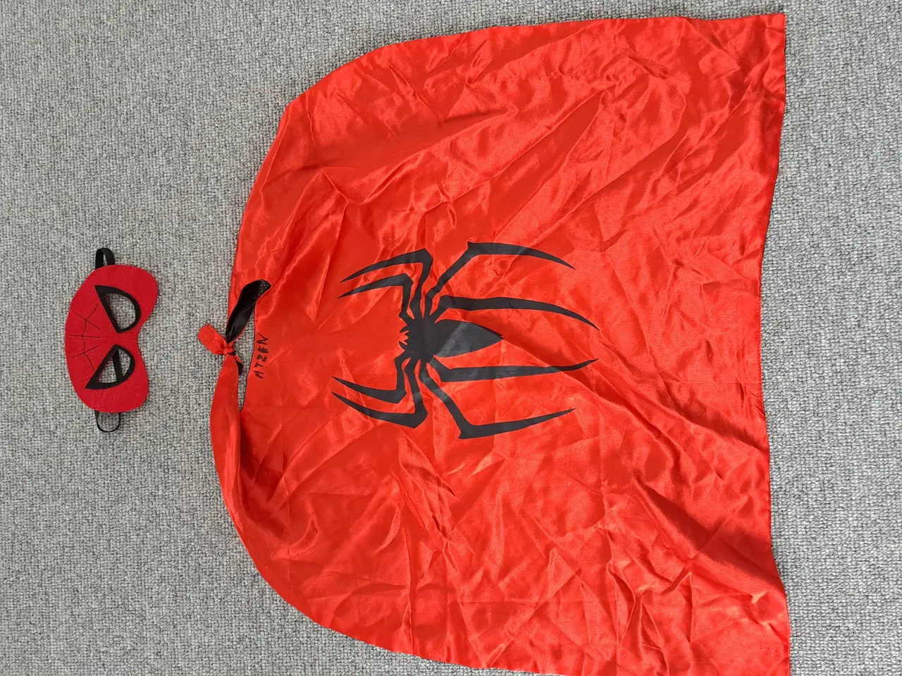 Billede 1 - Spiderman kappe str 4/5 år