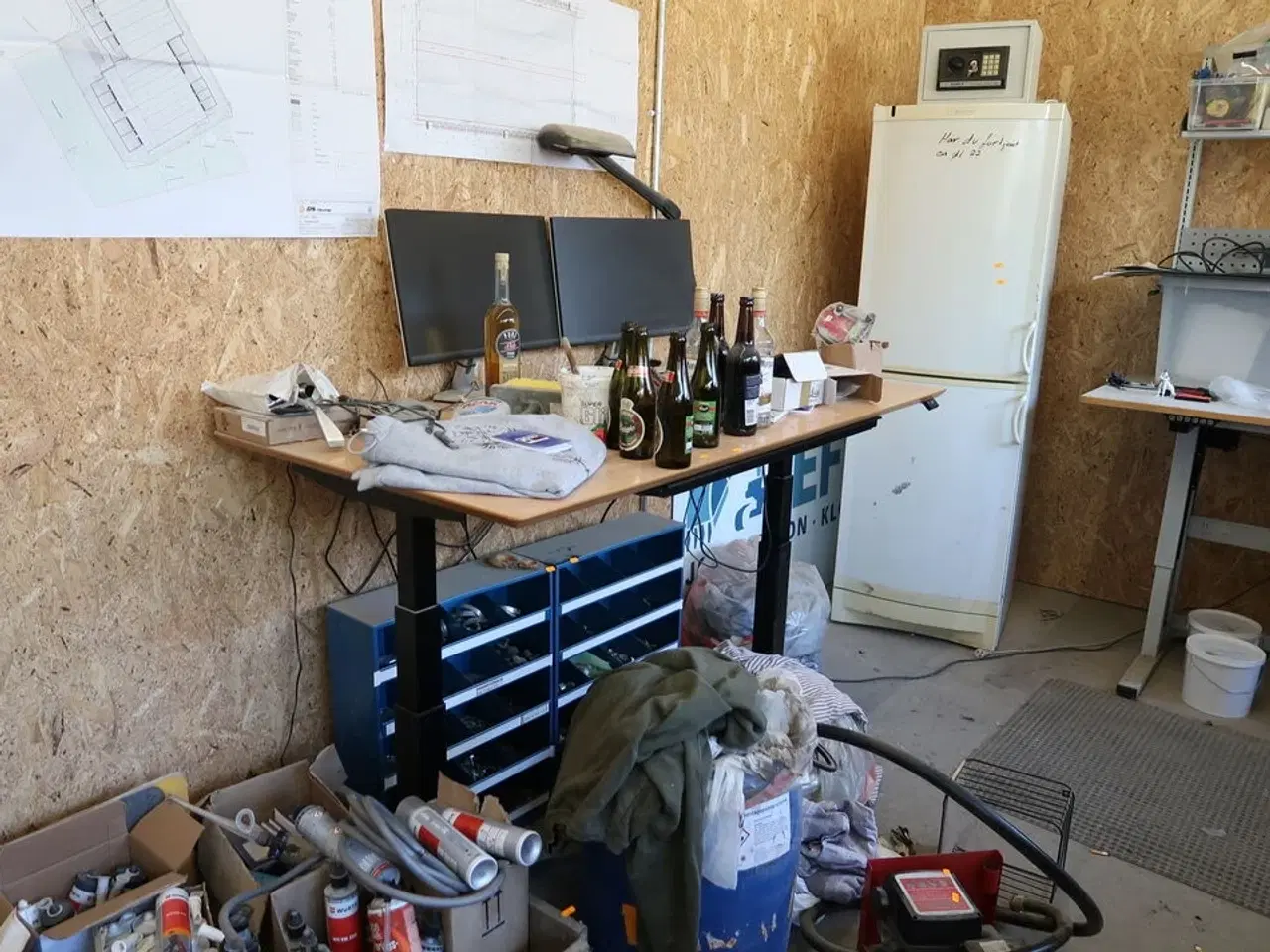 Billede 1 - El. hæve/sænke skrivebord med indhold bl.a. 2 stk. computerskærme DELL S2421HN, dockingstation m.m.