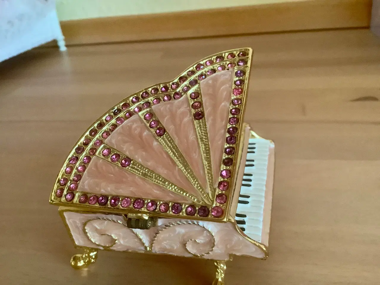 Billede 9 - Lille smykkeskrin formet som et klaver.