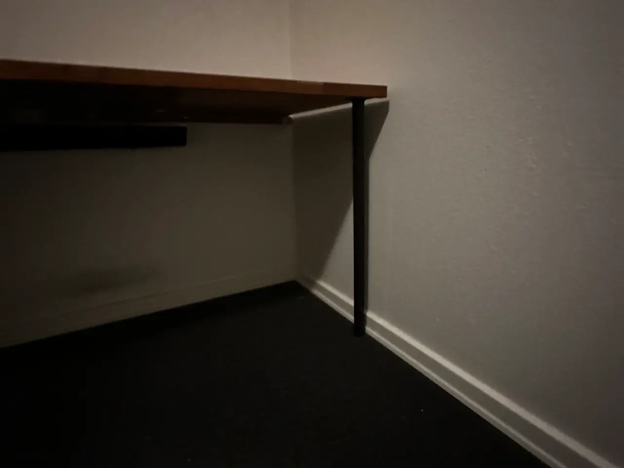 Billede 4 - Stort solidt skrivebord / bordplade