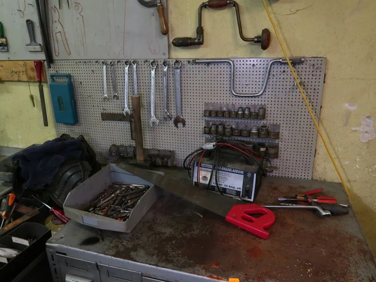 Billede 4 - Arbejdsbord, reol samt værktøj