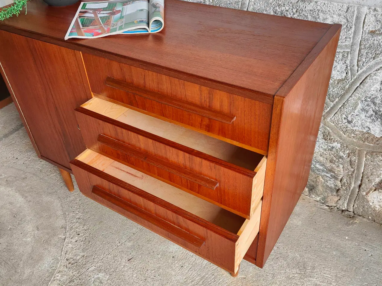 Billede 7 - Mindre lav teaktræs skænk med skuffer og låge