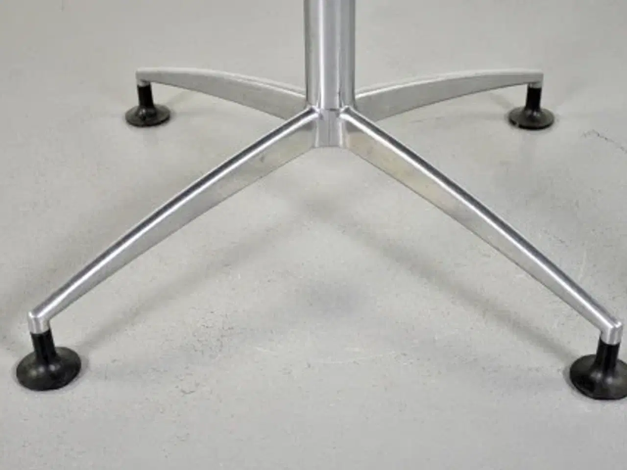 Billede 9 - Rundt cafébord med grå laminat og filt på undersiden