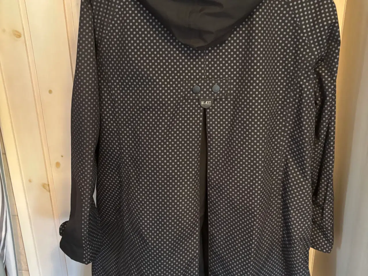 Billede 2 - Blæst regnfrakke dækges