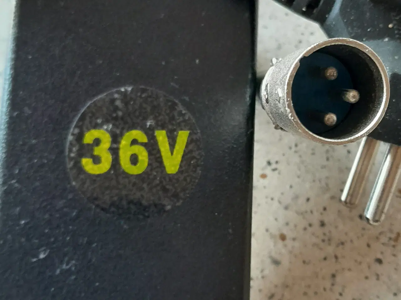 Billede 1 - 36 volts batteri oplader trebenet stik fra Puck el