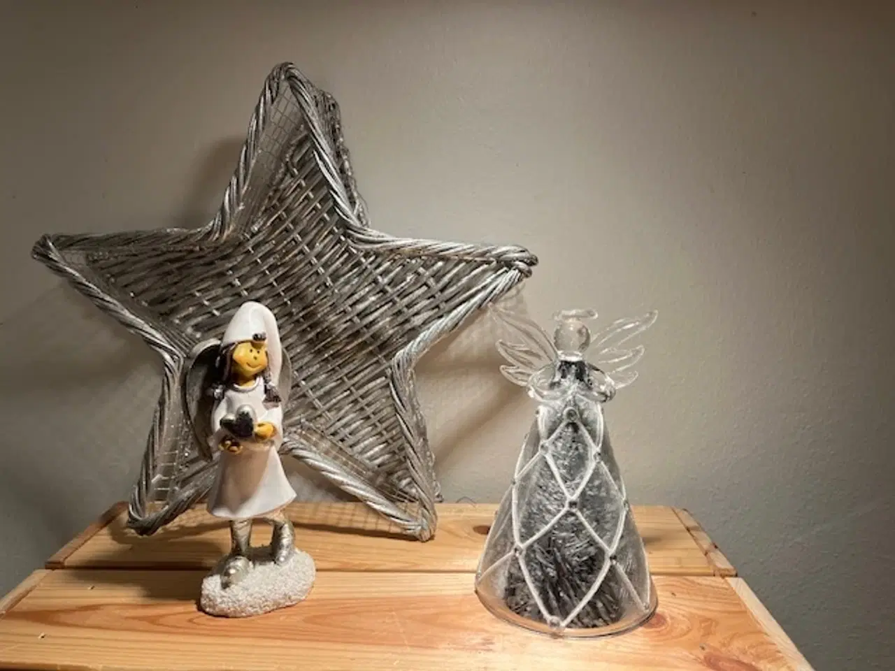 Billede 5 - Smukt dekorationssæt: Sølvstjerne og to fine engle