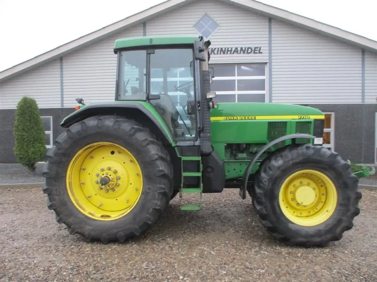 Billede 2 - John Deere 7710 8.1L motor, store hjul og frontlift. En ejeres velholdt gård traktor.