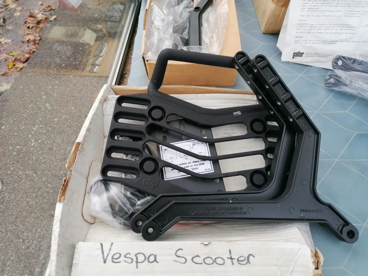 Billede 2 - Plade til montering Topbox . Vespa Scooter