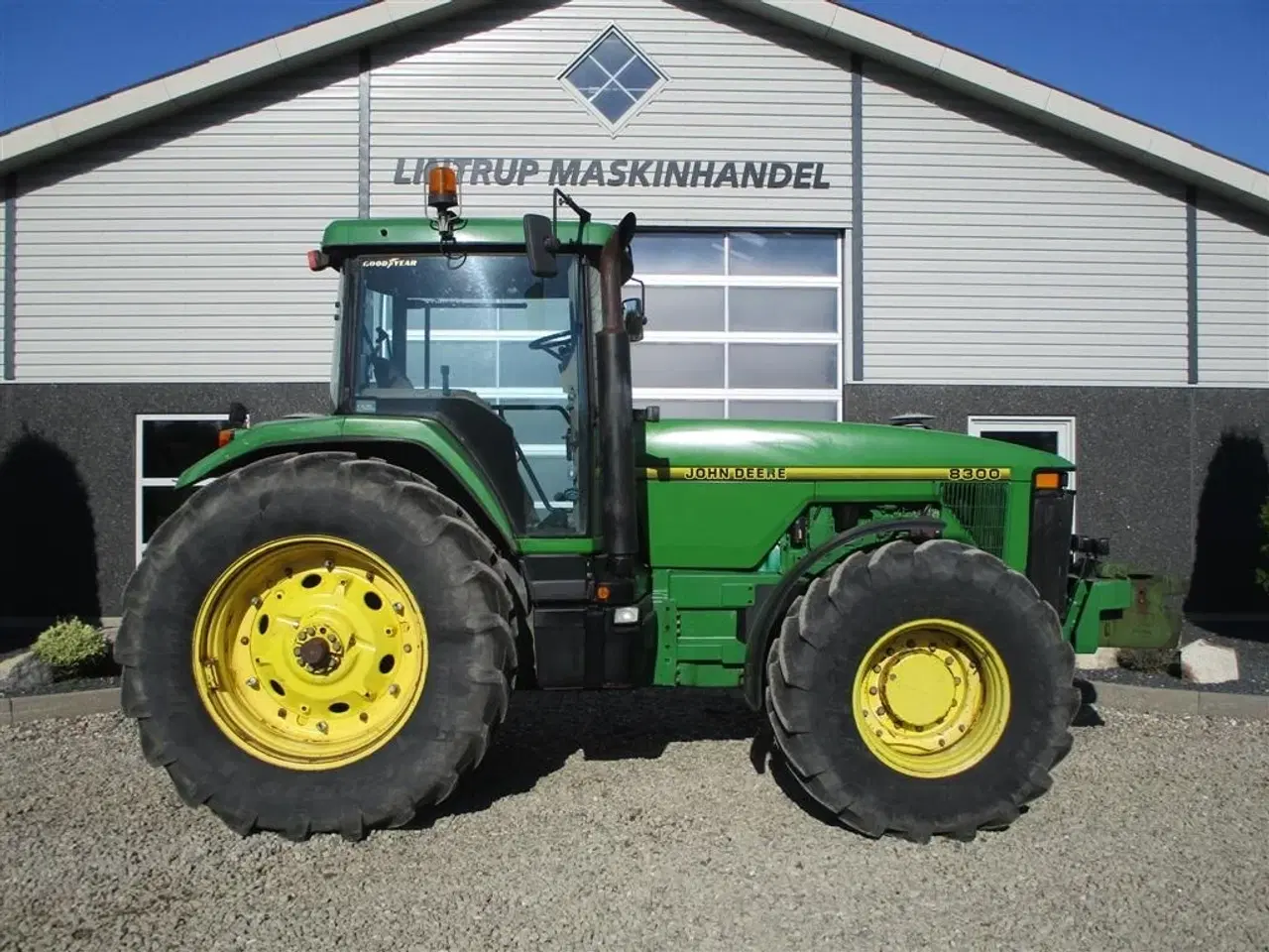 Billede 3 - John Deere 8300 Pæn regulær traktor med rigtig gode dæk på.